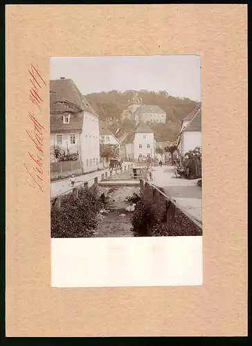 Fotografie Brück & Sohn Meissen, Ansicht Liebstadt i. S., Flusspartie im Ort mit Kutsche und Wohnhäusern