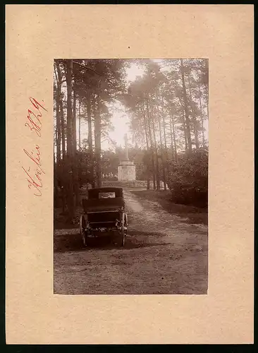 Fotografie Brück & Sohn Meissen, Ansicht Köslin, Kutsche im Wald mit Blick zum Denkmal auf dem Gollen