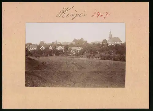 Fotografie Brück & Sohn Meissen, Ansicht Krögis, Blick auf das Dorf mit Kirche