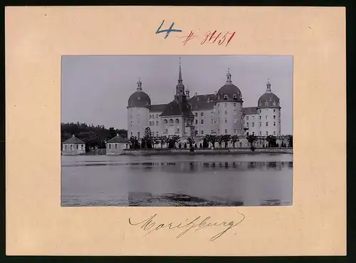 Fotografie Brück & Sohn Meissen, Ansicht Moritzburg, Blick über den Teich auf das Jagdschloss Moritzburg