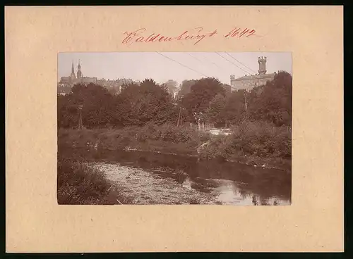 Fotografie Brück & Sohn Meissen, Ansicht Waldenburg i. Sa., Blick von der Brücke nach dem Schloss und der Stadt