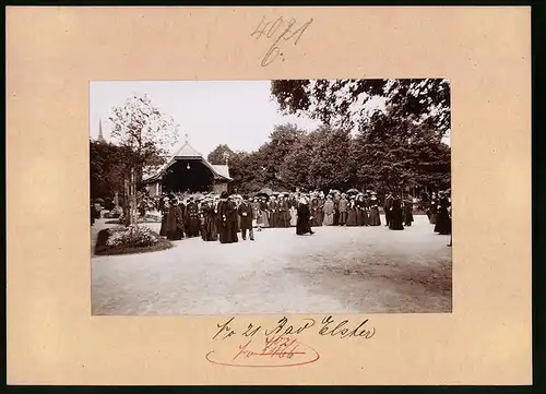 Fotografie Brück & Sohn Meissen, Ansicht Bad Elster, Kurgäste beim Frühkonzert auf dem Badeplatz