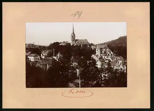 Fotografie Brück & Sohn Meissen, Ansicht Bad Elster, Blick auf die Kirche und umliegenden Wohnhäusern