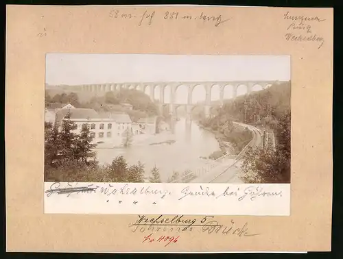 Fotografie Brück & Sohn Meissen, Ansicht Wechselburg, Blick auf das Viadukt Göhrener Brücke mit Eisenbahnschienen