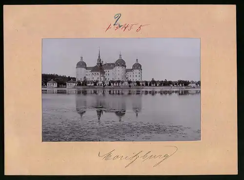 Fotografie Brück & Sohn Meissen, Ansicht Moritzburg, Blick über den See auf das Jagdschloss Moritzburg