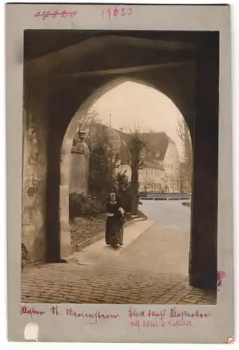 Fotografie Brück & Sohn Meissen, Ansicht Panschwitz, Kloster St. Marienstern, Blick durch das Klostertor