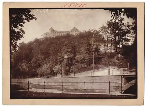 Fotografie Brück & Sohn Meissen, Ansicht Karlsbad, Hotel Imperial, Brücke mit Auffahrt zum Hotel