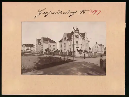 Fotografie Brück & Sohn Meissen, Ansicht Grossröhrsdorf, Stifts Strasse, Strasseneck mit Wohnhäusern