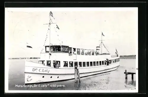 AK Niederländischer Salondampfer Dr. C. Lely mit Flaggengala in See stechend