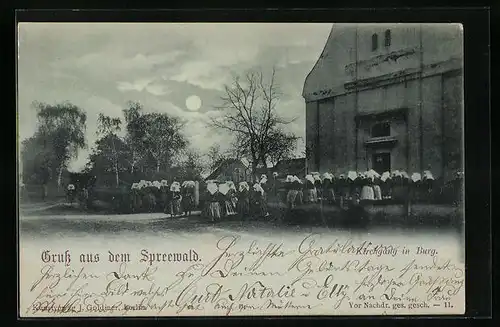 Mondschein-AK Burg i. Spreewald, Kirchgang im Ort