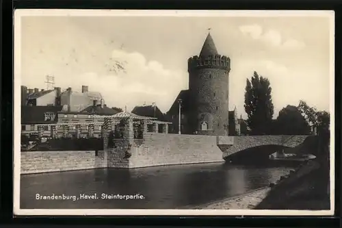 AK Brandenburg a. Havel, Steintor mit Uferpartie