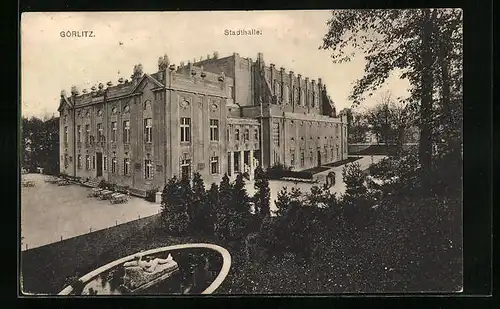 AK Görlitz, Stadthalle mit Brunnen