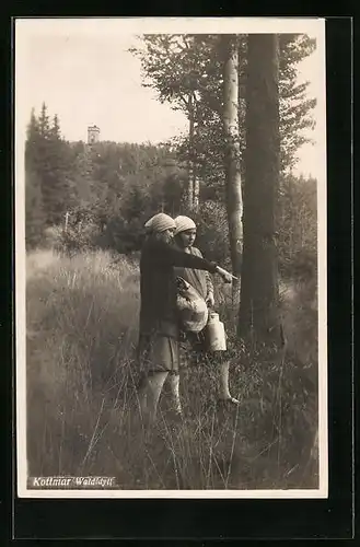 AK Kottmar, Waldidyll mit zwei jungen Frauen
