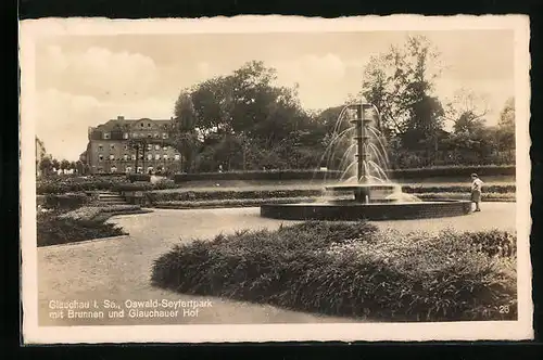 AK Glauchau /Sa., Oswald-Seyfertpark mit Brunnen und Glauchauer Hof