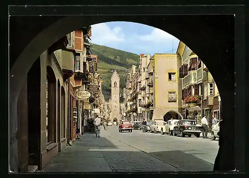 AK Sterzing, Strassenpartie mit Blick auf Turm, durch einen Tordurchgang gesehen