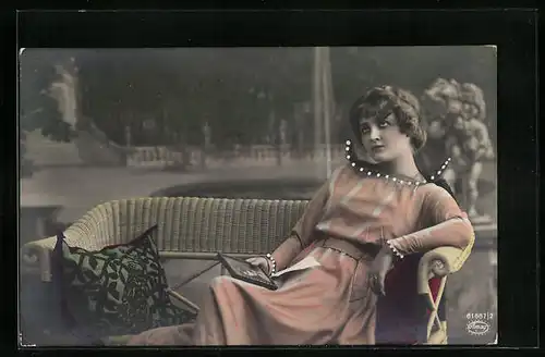 Foto-AK Amag: Einsamkeit, Junge Dame in Gedanken versunken