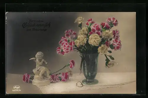 Foto-AK Amag: Blumenvase mit Engelsskulptur und Medaillonhalskette
