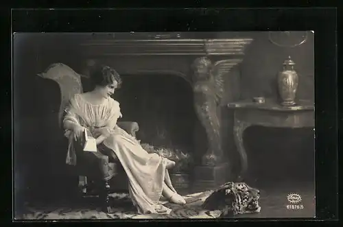 Foto-AK Amag: Junge Dame mit einem Tigerteppich