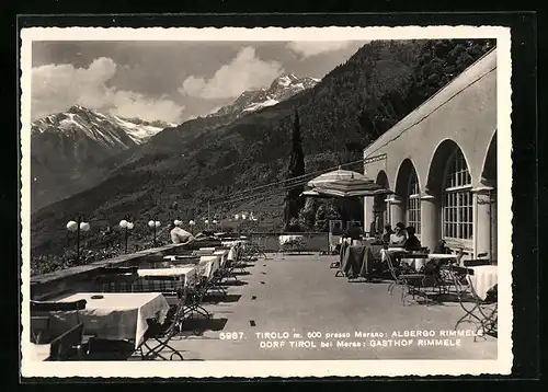AK Dorf Tirol bei Meran, Gasthof Rimmele, Terassenansicht mit Alpenlandschaft