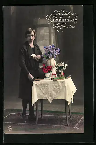 AK Glückwünsche zur Konfirmation, Mädchen am Tisch mit Blumengeschenken