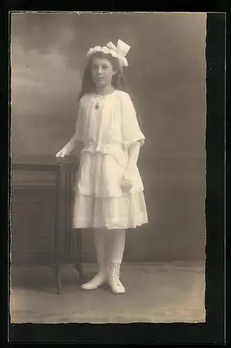 Foto-AK Mädchen im weissen Kleid mit Blumenkranz zur Kommunion