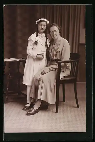 Foto-AK Mädchen im weissen Kleid mit Blumenkranz zur Firmung