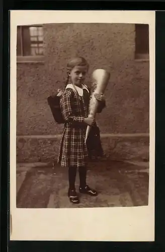 Foto-AK Mädchen im karierten Kleid mit Schultüte zum Schulanfang