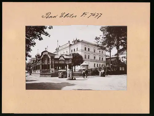 Fotografie Brück & Sohn Meissen, Ansicht Bad Elster, Automobil-Station & Litfasssäule am Hotel de Saxe