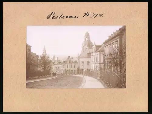 Fotografie Brück & Sohn Meissen, Ansicht Oederan, Bahnhofstrasse mit Wohnhäusern und Uhrenturm