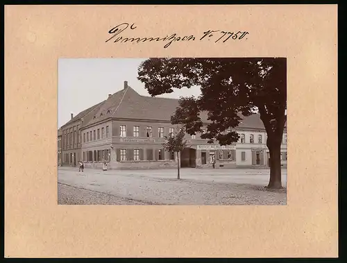Fotografie Brück & Sohn Meissen, Ansicht Dommitzsch, Marktplatz mit Gasthaus zum rothen Hirsch & Ladengeschäft