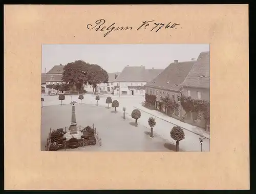 Fotografie Brück & Sohn Meissen, Ansicht Belgern, Strasseneck am Marktplatz mit Denkmal & Geschäftshaus