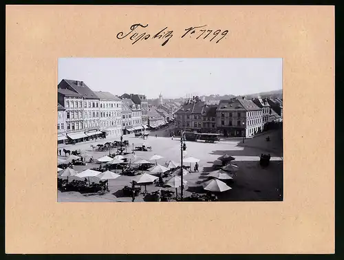 Fotografie Brück & Sohn Meissen, Ansicht Teplitz, Marktplatz mit Marktständen, Strassenbahn und Hotel zum alten Rathaus
