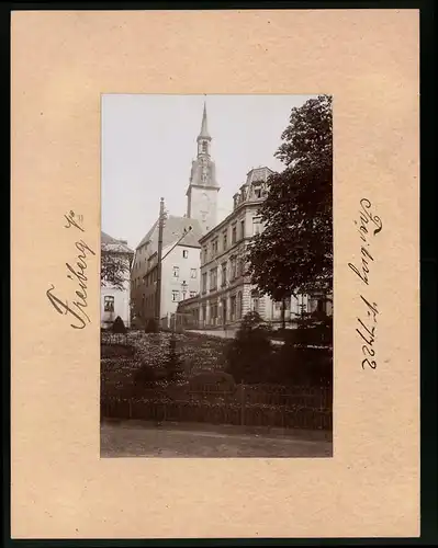Fotografie Brück & Sohn Meissen, Ansicht Freiberg i. Sa., Königsallee mit Kirchturm & Geschäftshaus