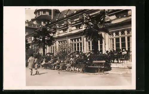 Foto-AK Meran, Kurhaus mit Besuchern