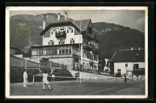 AK Seis am Schlern, Hotel Stella Alpina vom Tennisplatz aus