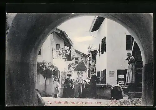 AK Kastelruth am Schlern, Strassenpartie mit Lebensmittelgeschäft durch Torbogen