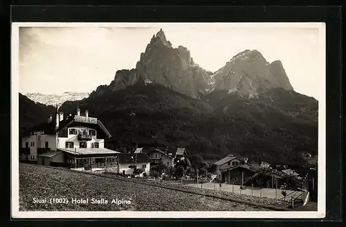 AK Siusi, Hotel Stella Alpina mit Tennisplatz vor Dolomitengipfeln