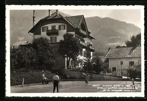 AK Siusi, Hotel Stella Alpina mit Dependance vom Tennisplatz aus