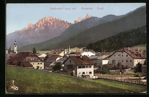 AK Niederdorf /Pustertal, Ortsansicht mit Dolomitengipfeln