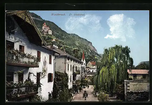 AK Waidbruck, Strassenpartie mit Blick auf Kirche und Burg