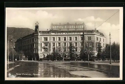 AK Meran, Hotel Excelsior - Strassenansicht mit nasser Strasse