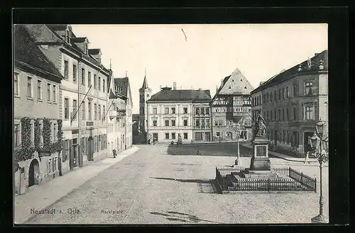 AK Neustadt a. Orla, Marktplatz mit Geschäft und Denkmal