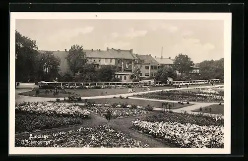 AK Bunzlau, Passanten im Rosengarten