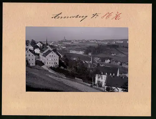 Fotografie Brück & Sohn Meissen, Ansicht Annaberg i. Erzg., Blick auf die Stadt mit Wohnhäusern