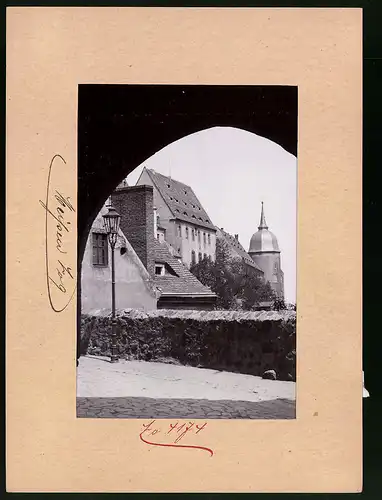 Fotografie Brück & Sohn Meissen, Ansicht Meissen i. Sa., Durchblick durchs Burgtor nach der Albrechtsburg