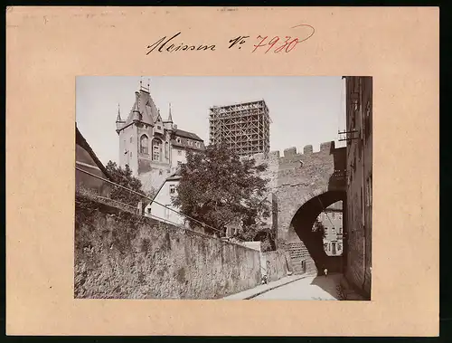 Fotografie Brück & Sohn Meissen, Ansicht Meissen i. Sa., Blick auf die Schlossbrücke, Burgtor, Dombaugerüst