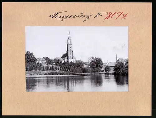 Fotografie Brück & Sohn Meissen, Ansicht Neugersdorf i. Sa., Blick über den Teich auf die Kirche
