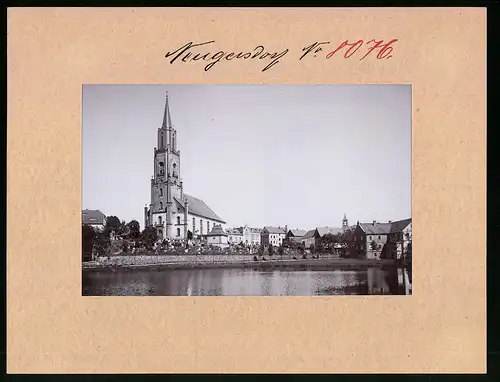 Fotografie Brück & Sohn Meissen, Ansicht Neugersdorf i. Sa., Blick über den Teich auf die Stadt und die Kirche