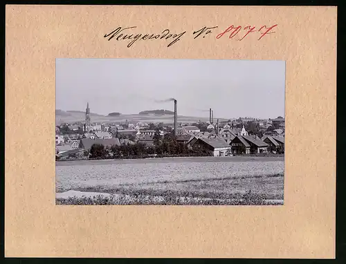 Fotografie Brück & Sohn Meissen, Ansicht Neugersdorf i. Sa., Blick auf die Stadt mit rauchenden Schloten