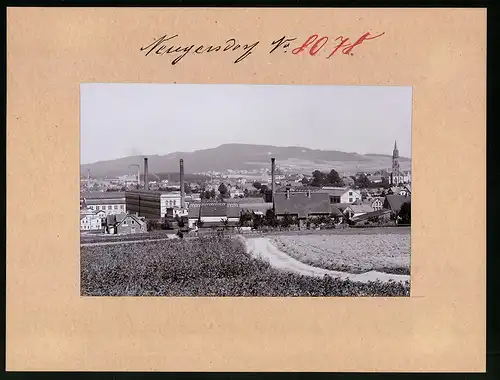 Fotografie Brück & Sohn Meissen, Ansicht Neugersdorf i. Sa., Blick auf die Stadt mit Fabrik